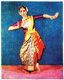 मृणालिनी साराभाई यांची भरतनाट्यम् मधील एकरेखीव शिल्पसदृश्य नृत्य-अवस्था